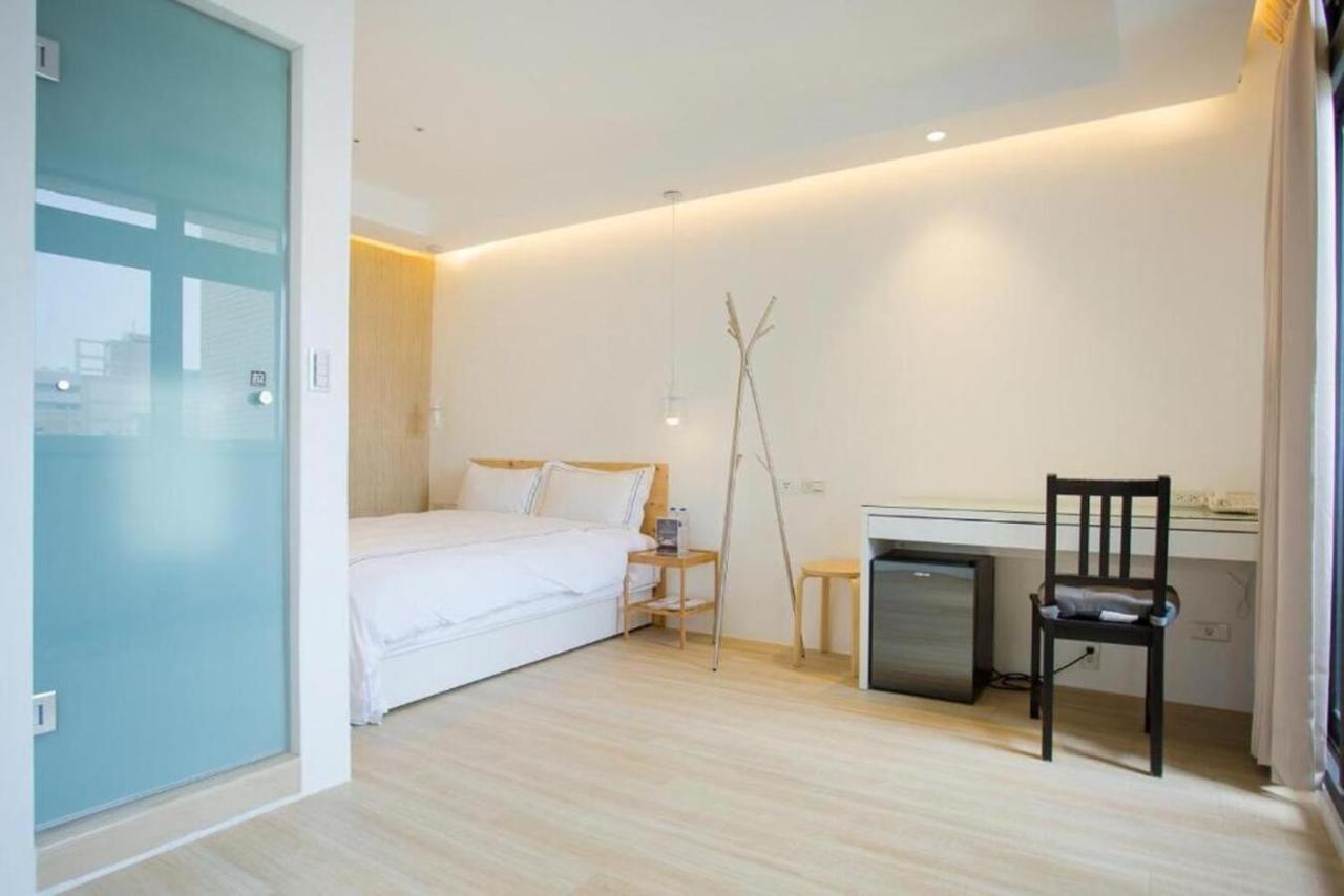 Mini West Hotel Taichung Exterior foto