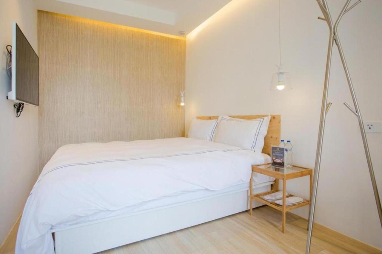 Mini West Hotel Taichung Exterior foto