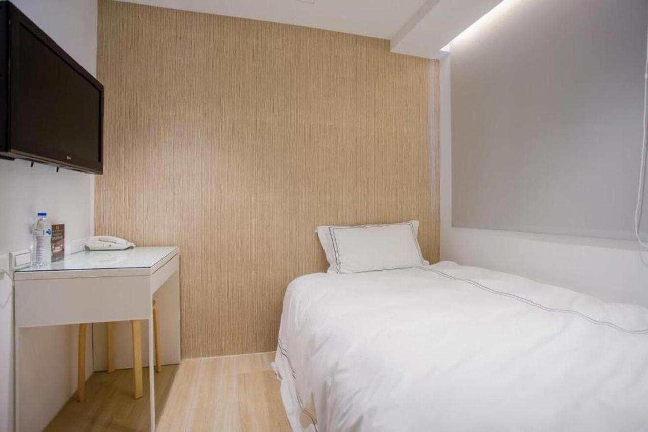 Mini West Hotel Taichung Exterior foto