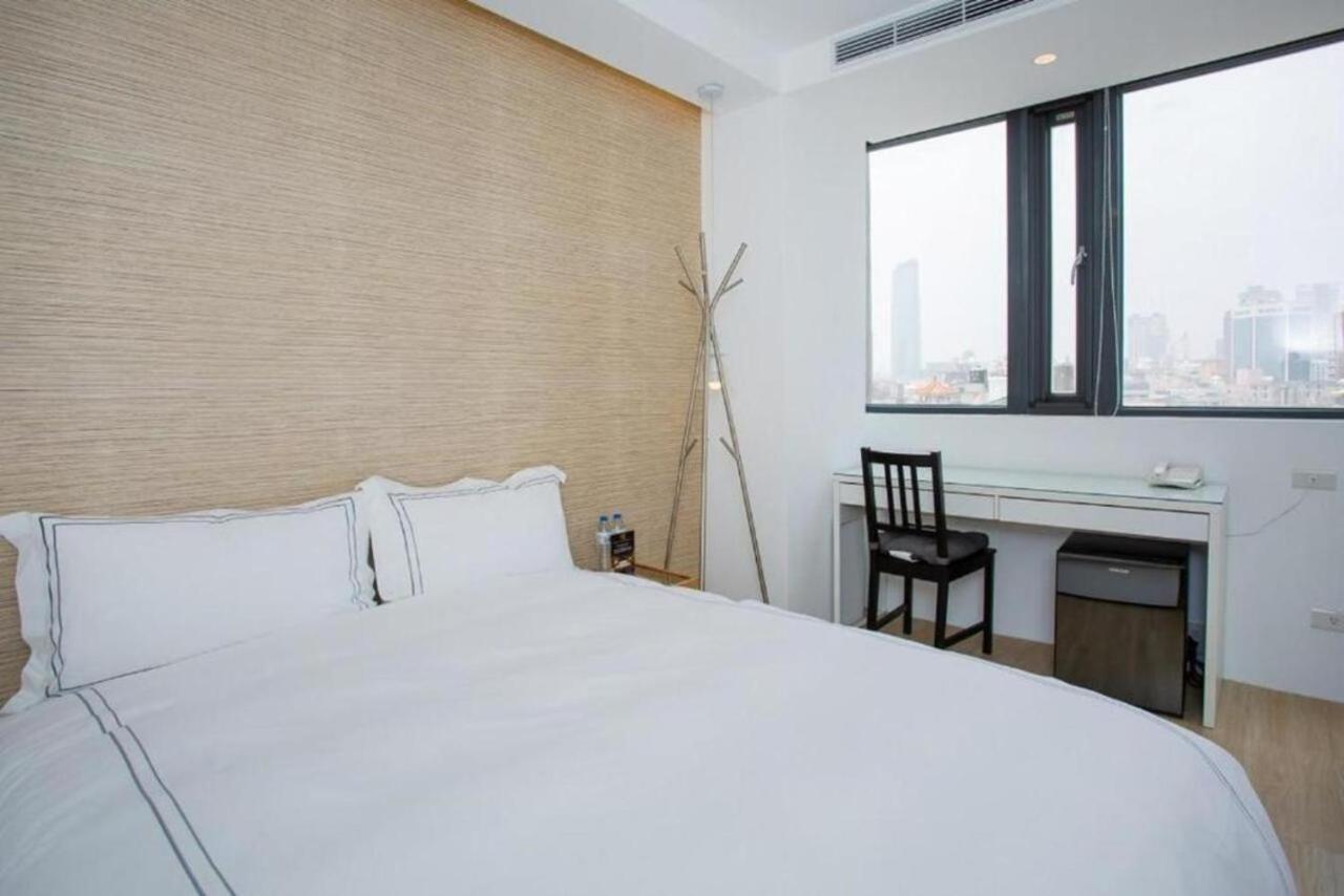 Mini West Hotel Taichung Exterior foto