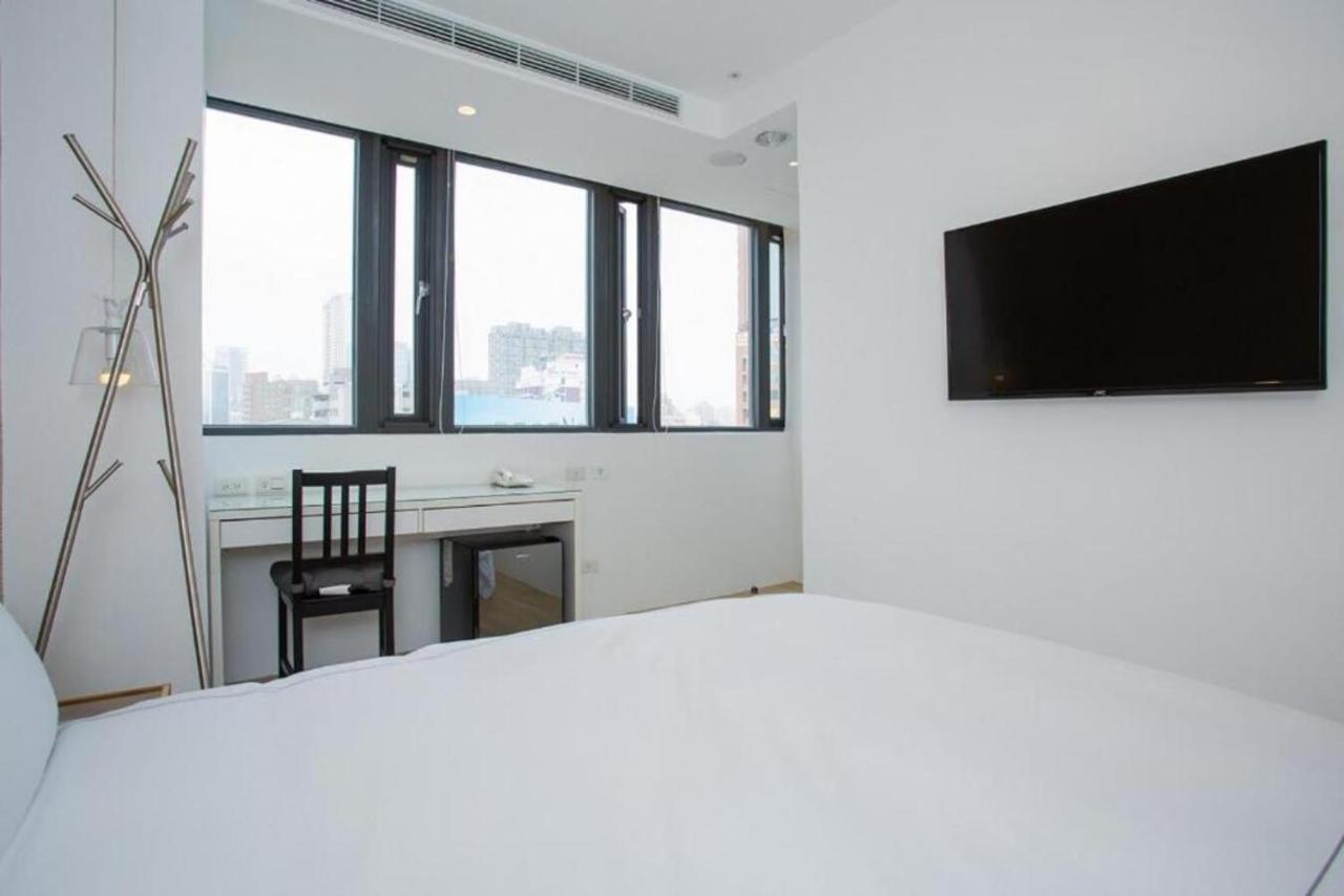 Mini West Hotel Taichung Exterior foto