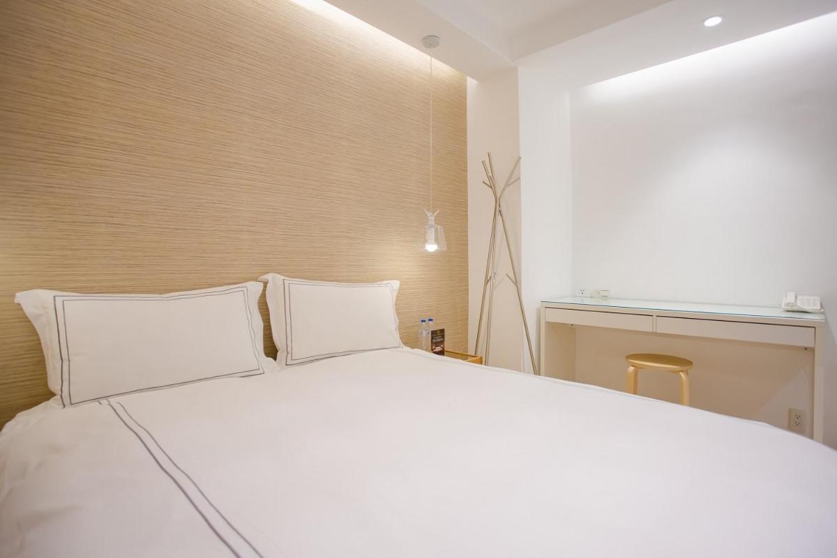 Mini West Hotel Taichung Exterior foto