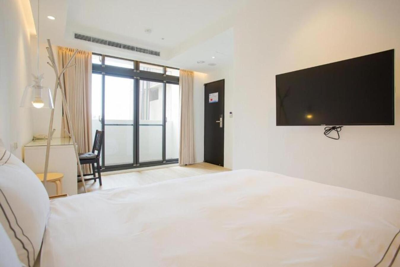 Mini West Hotel Taichung Exterior foto