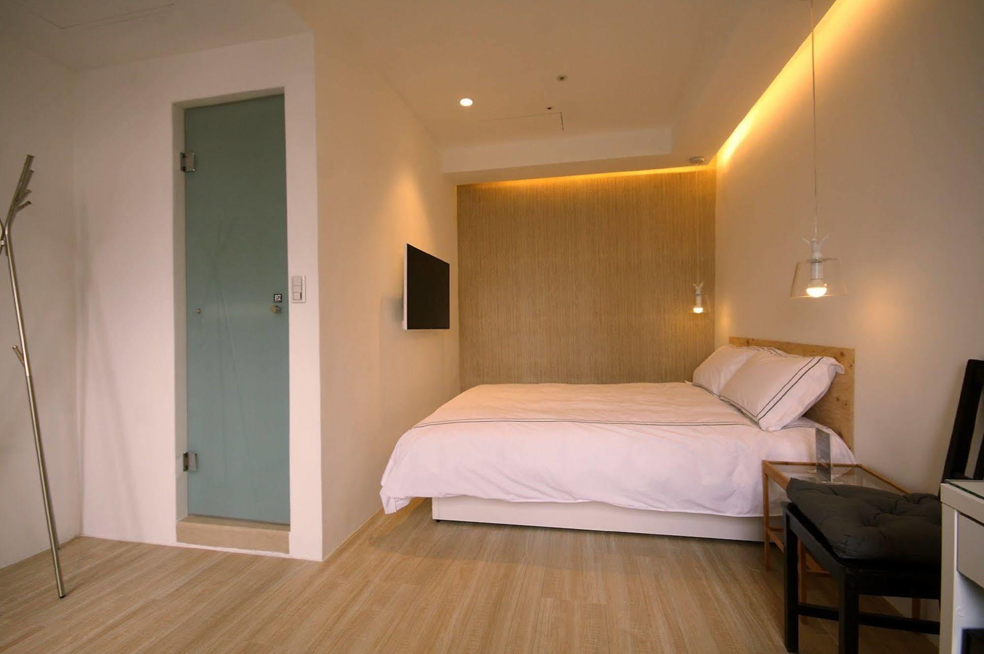 Mini West Hotel Taichung Exterior foto