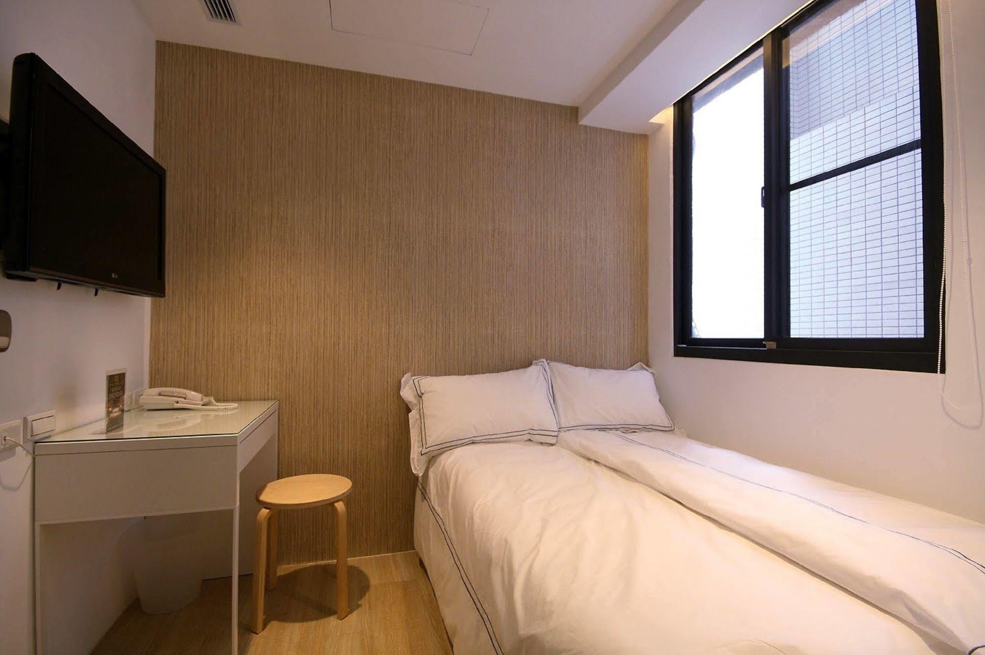 Mini West Hotel Taichung Exterior foto