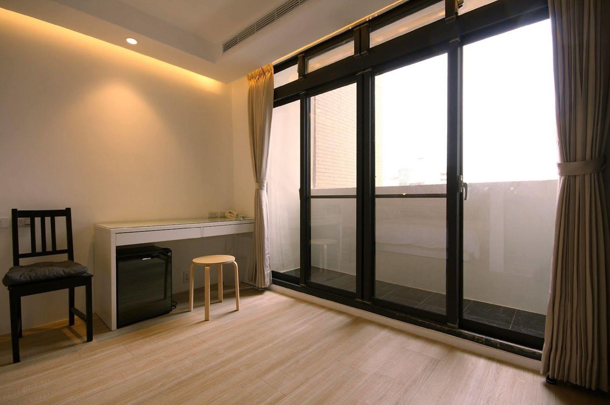 Mini West Hotel Taichung Exterior foto